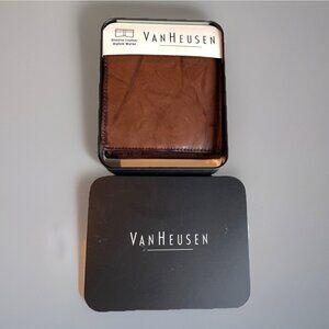 Van Heusen Men's Genuine Leather Hipfold Wallet Bifold Brown with Gift Tin